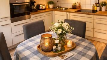 KĂŒhlschrank, Mikrowelle, Herdplatte, GeschirrspĂŒler