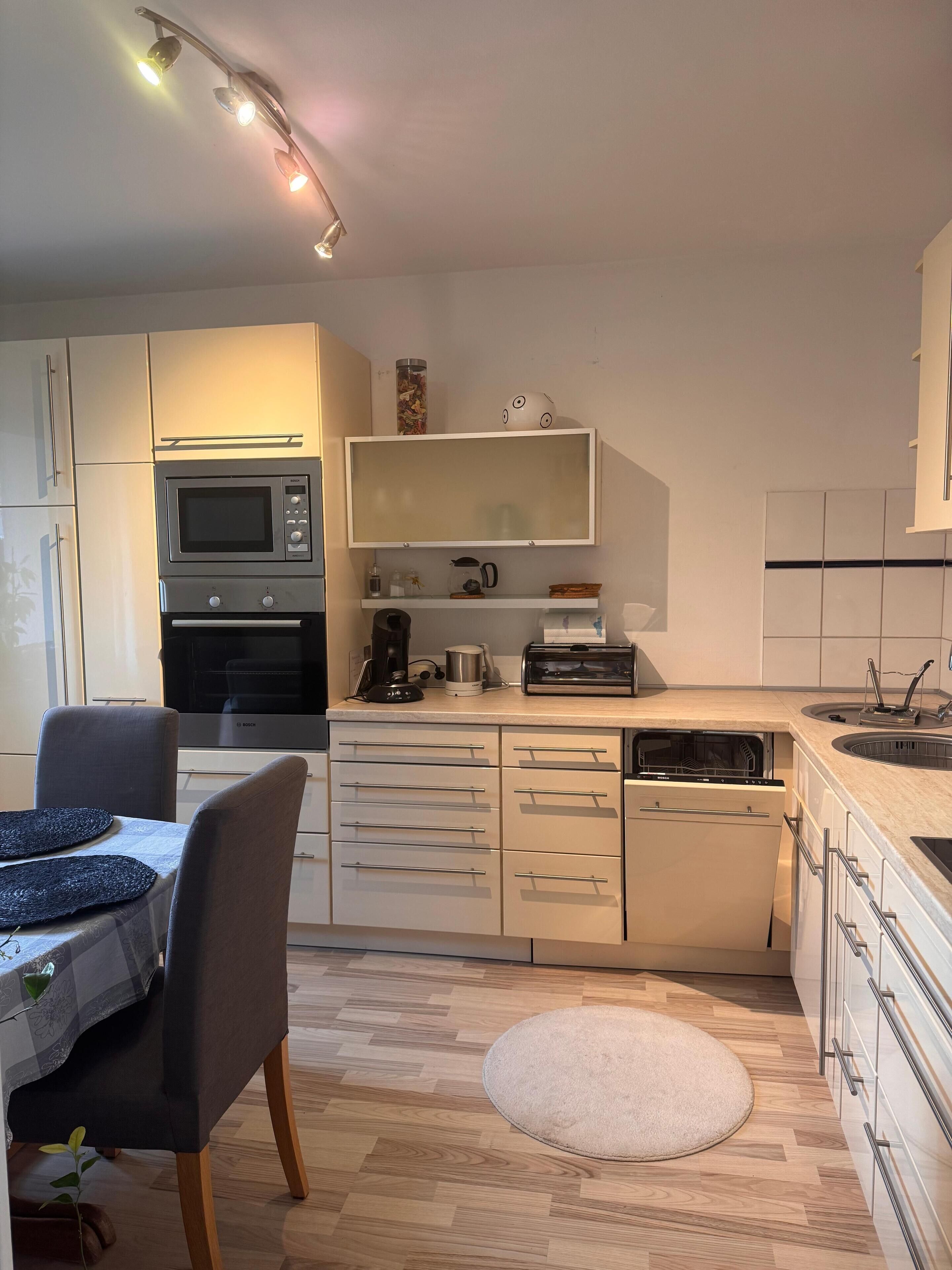 Kühlschrank, Mikrowelle, Herdplatte, Geschirrspüler