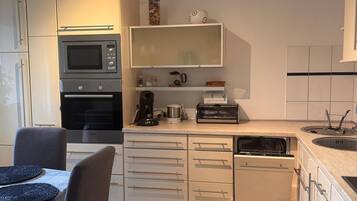 Kühlschrank, Mikrowelle, Herdplatte, Geschirrspüler