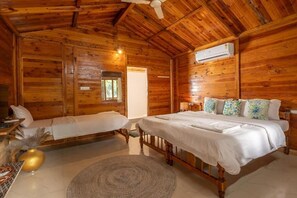 Superior Double Room, Balcony, Garden View | Peti besi dalam bilik, langsir/tirai gelap terus, Wi-fi percuma 