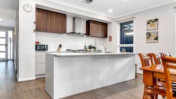 Refrigerador, microondas, horno, placa de cocina