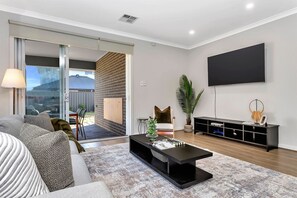 TV, computer monitors - Campiana Retreat | 5 Beds, Near Virgara Wines, 2 Living Area (Angle Vale)