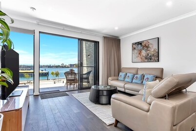 Harbourside Haven | Panoramic Views, Wi-Fi, Luxury