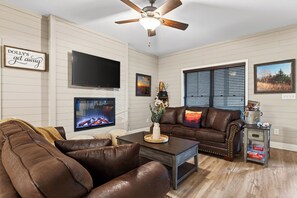Smart TV, fireplace, video games - Sleeps 22 | Sauna, Arcade, Gazebo, Outdoor Movies | Dolly's Vacation (Pigeon Forge)