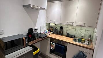 Jääkaappi, mikroaaltouuni, uuni, liesi