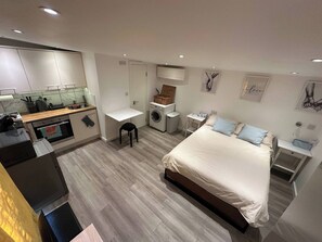 Silitysrauta/-lauta, internet, vuodevaatteet, pääsy pyörätuolilla