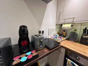 Fridge, microwave, oven, stovetop - Cosy, self-contained guest house (London)