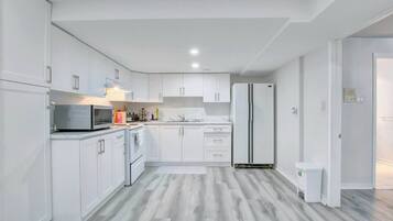 Frigorífico, microondas, horno y cafetera o tetera