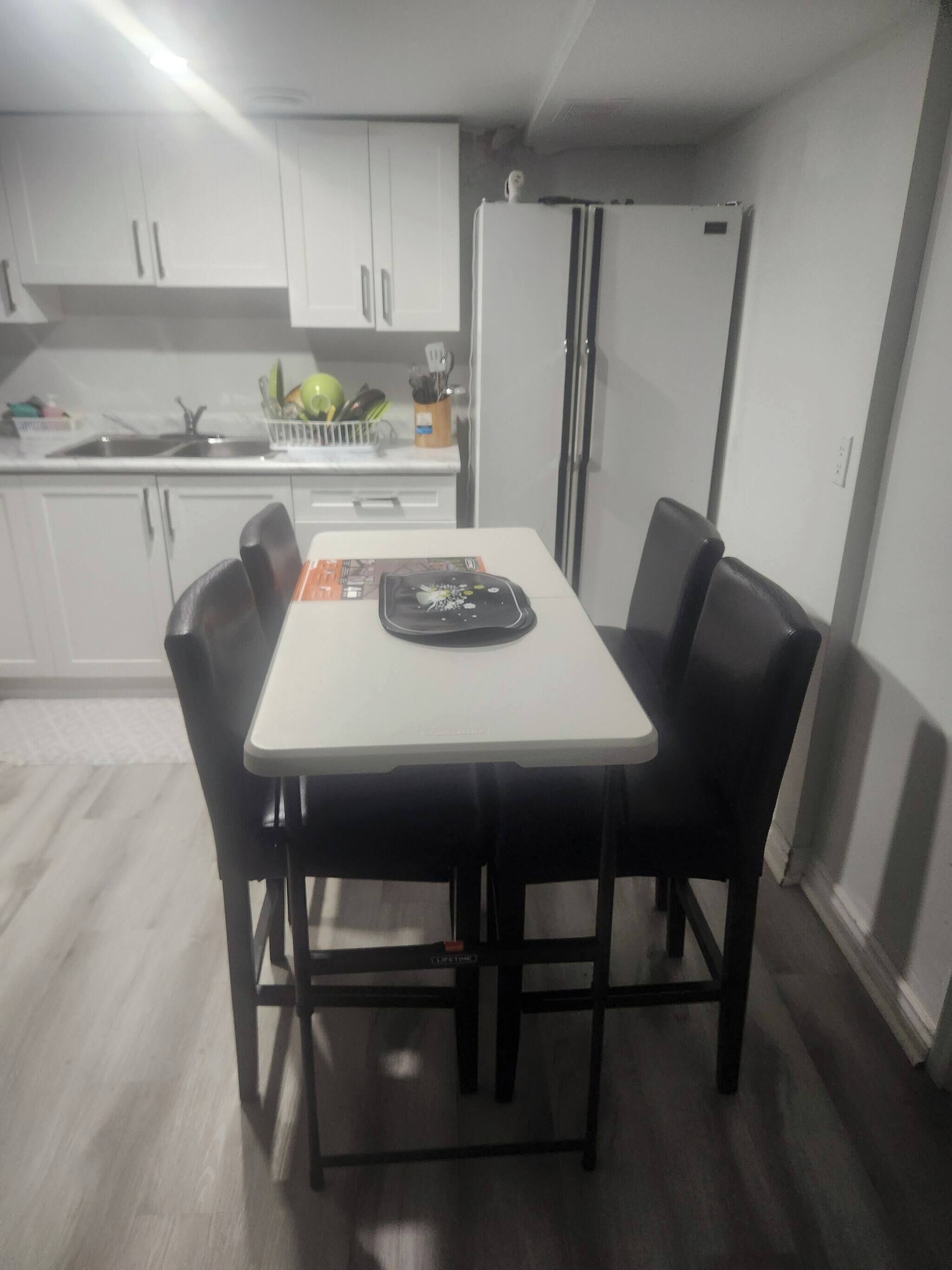 Frigorífico, microondas, horno y cafetera o tetera