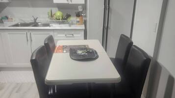 Frigorífico, microondas, horno y cafetera o tetera