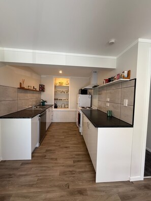 Kylskåp, mikrovågsugn, ugn och spishäll