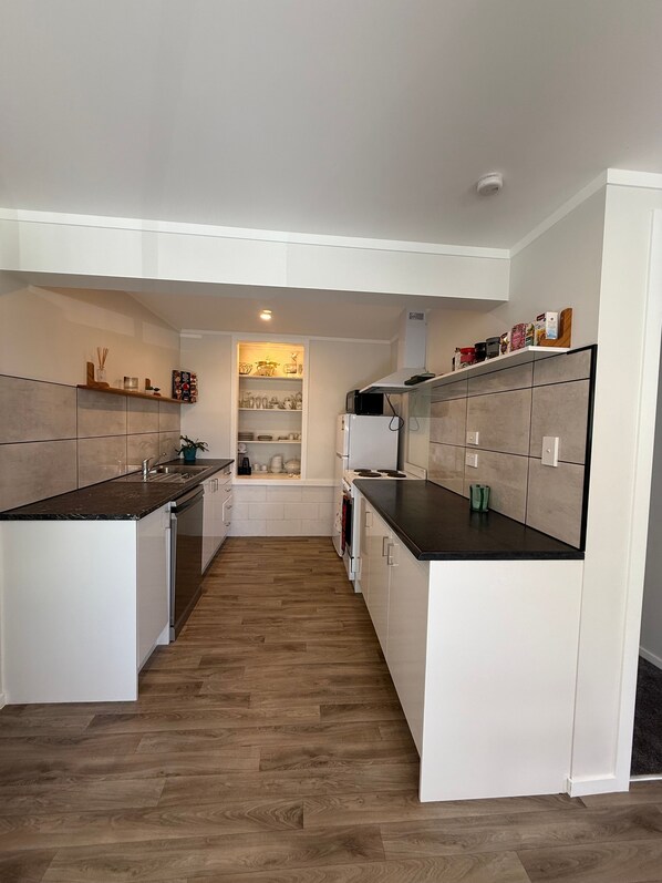 Kjøleskap, mikrobølgeovn, ovn og kokeplater