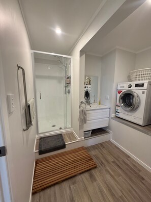 Shower, hair dryer, towels - Cozy 2-Bedroom House Rental in Whangārei, New Zealand (Whangārei)