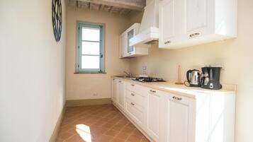 雪櫃、咖啡機/沖茶器、高腳椅、廚房用具/餐具/器皿