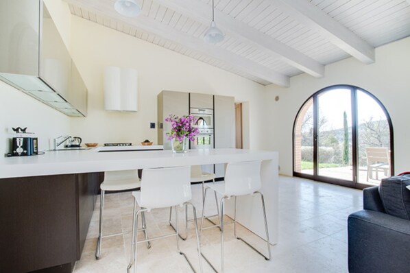 Refrigerador, cafetera y tetera, periquera y utensilios de cocina 