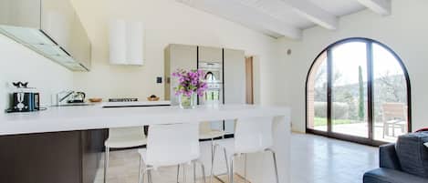 Kjøleskap, kaffetrakter/tekoker, høy barnestol og kjøkkenutstyr