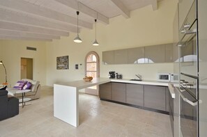 Frigorifero, macchina per tè/caffè, seggiolone