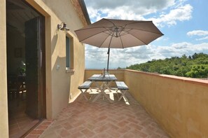 Outdoor dining - Quercia Apartment - Cignella Resort Tuscany (Trequanda)