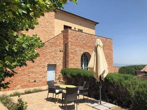 Outdoor dining - Quercia Apartment - Cignella Resort Tuscany (Trequanda)