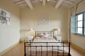 Iron/ironing board, internet - Quercia Apartment - Cignella Resort Tuscany (Trequanda)