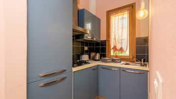 Frigorifero, macchina per tè/caffè, seggiolone