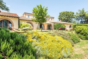 Property grounds - Villa Aquila-Cignella Resort Acommodation  Tuscany (Trequanda)