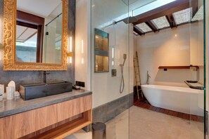 Villa, Balkon, Poolblick | Badezimmer | Kostenlose Toilettenartikel, Handtücher, Seife, Shampoo