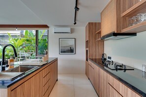 Villa, balkon, uitzicht op zwembad | Privékeuken | Een waterkoker