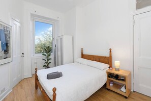 Iron/ironing board, Internet, bed sheets - Bright 2 Bedroom Flat on Leith Walk (Edinburgh)