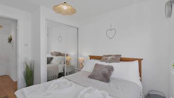 2 slaapkamers, een strijkplank/strijkijzer, internet, beddengoed