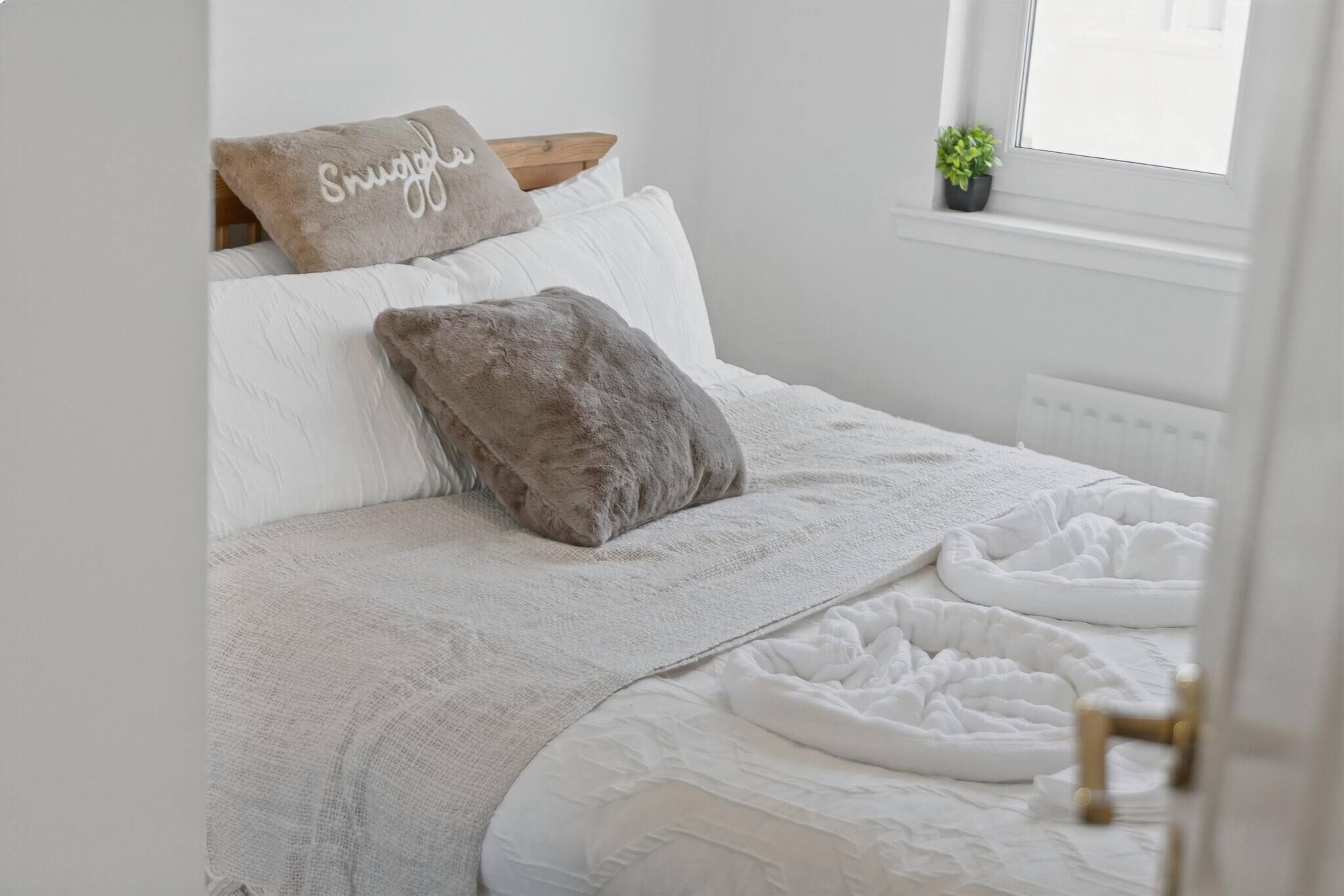 2 bedrooms, iron/ironing board, internet, bed sheets