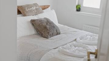 2 bedrooms, iron/ironing board, internet, bed sheets