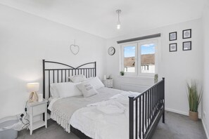 2 slaapkamers, een strijkplank/strijkijzer, internet, beddengoed