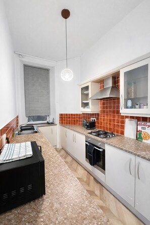 Private kitchen - Spacious Easter Road 2BR Apartment (Edinburgh)