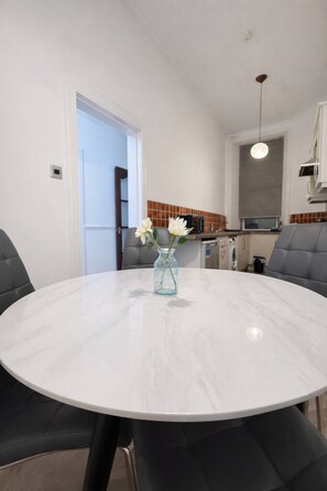 Dining - Spacious Easter Road 2BR Apartment (Edinburgh)