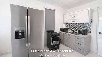 Kjøleskap, mikrobølgeovn, ovn og kokeplater