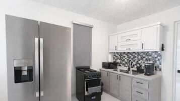 Kjøleskap, mikrobølgeovn, ovn og kokeplater