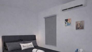 1 dormitori, planxa i posts de planxar i roba de llit