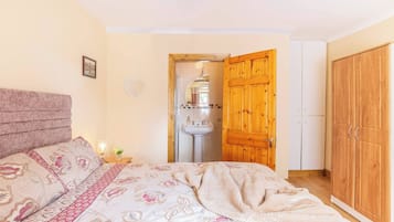 2 bedrooms, iron/ironing board, Internet, bed sheets
