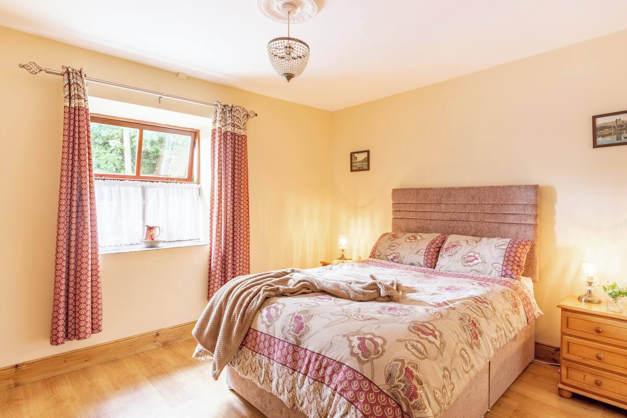 2 bedrooms, iron/ironing board, internet, bed sheets