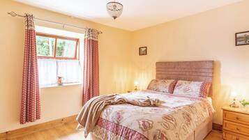 2 bedrooms, iron/ironing board, internet, bed sheets