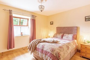 2 bedrooms, iron/ironing board, Internet, bed sheets