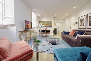 TV, books - Amazing apartment by the Pantheon (Roma)