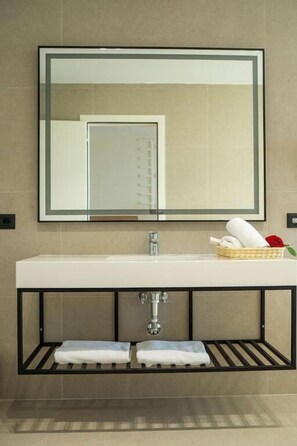 Double Room, Sea View | Bathroom | Combined shower/tub, free toiletries, hair dryer, slippers - Skanderbeg Resort (Golem)