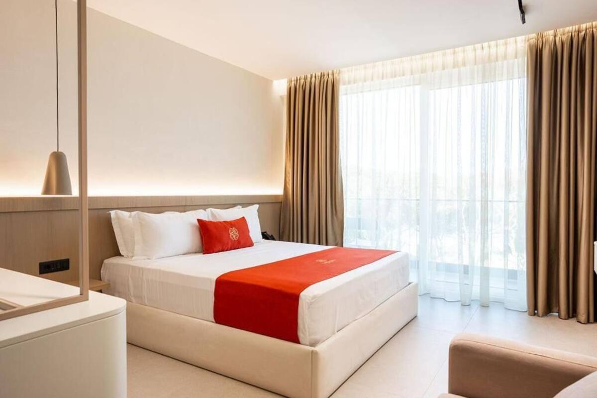 Double Room, Sea View | Desk, iron/ironing board, free WiFi