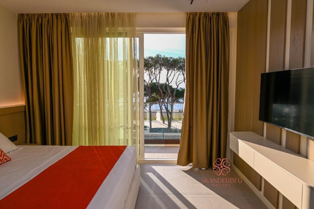 Een bureau, geluiddichte muren, een strijkplank/strijkijzer, gratis wifi