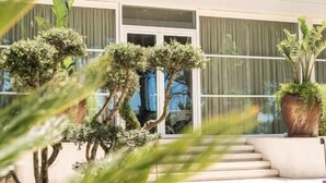 Un hôtel à plusieurs étages, sur lequel on peut lire l’inscription « SKANDERBEG RESORT ».