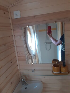 Shower, towels - Charming Holiday Home in Journiac with Pool Access (Journiac)