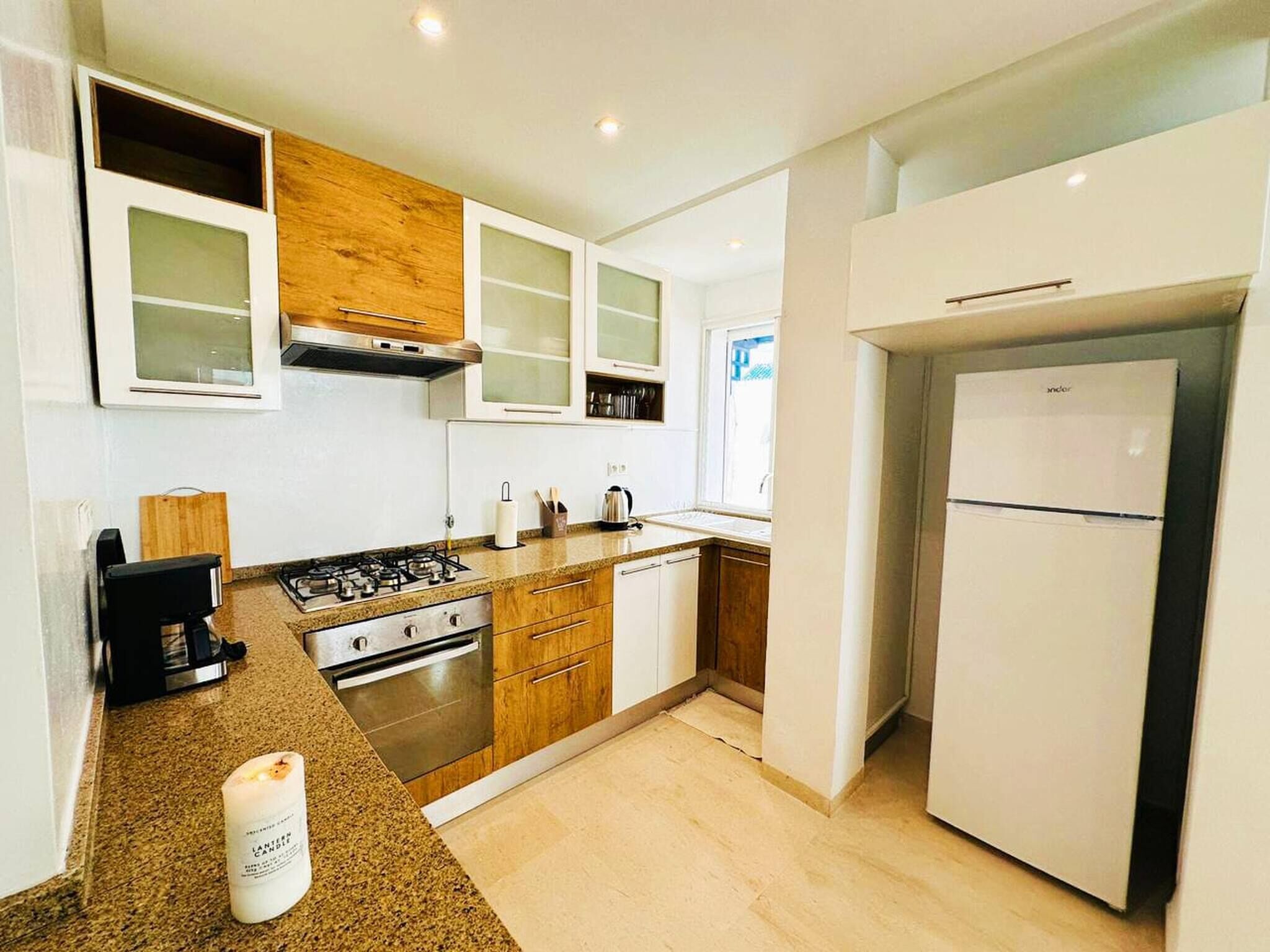 Fridge, oven, dishwasher, coffee/tea maker