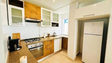 Fridge, oven, dishwasher, coffee/tea maker